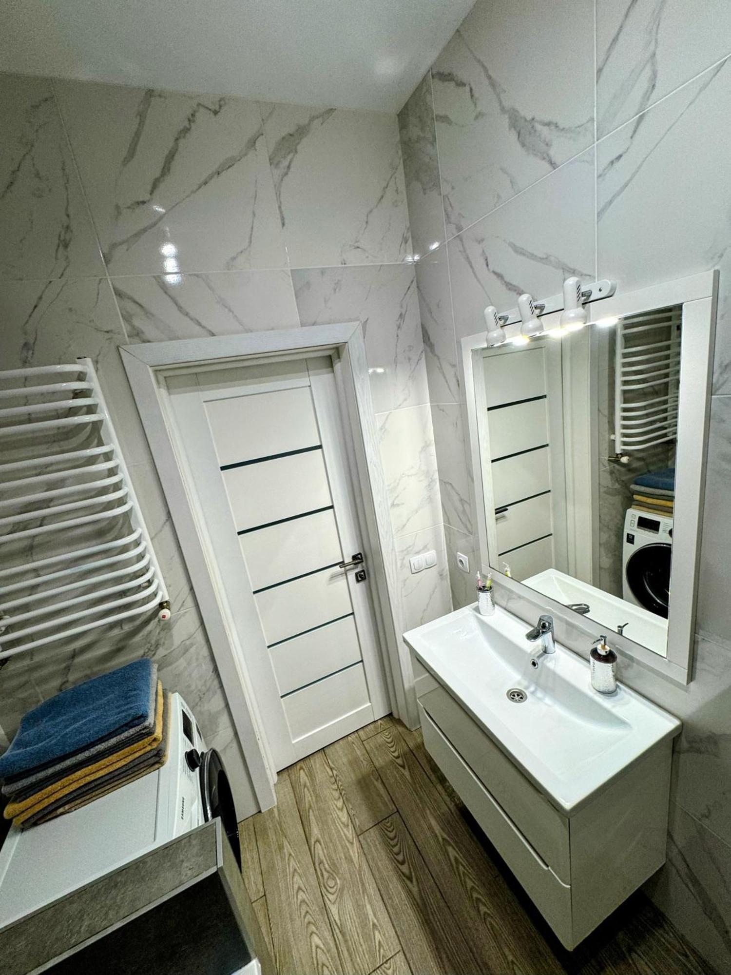 Vip Apartment У Центрі Міста, Новобуджк Театральний,Дуже Простора Rivne Exteriér fotografie